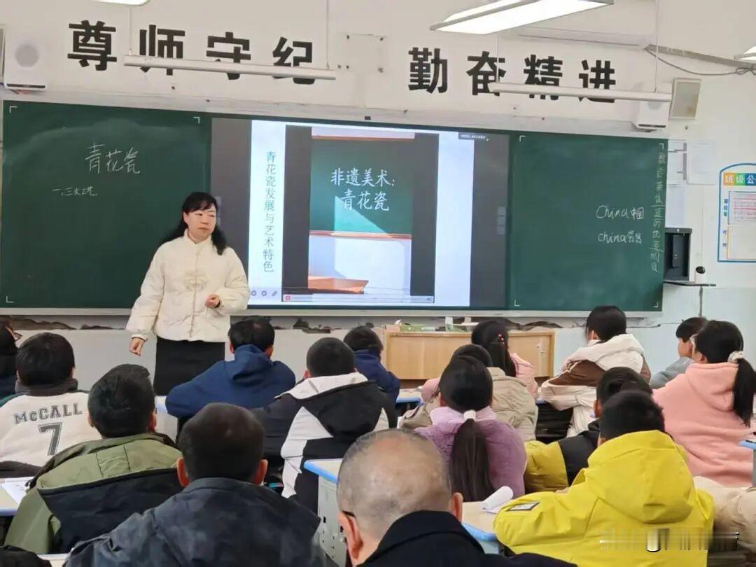 12月11日，镇巴县泾洋初中教育集团人工智能赋能课堂教学活动在集团分校赤南初级中
