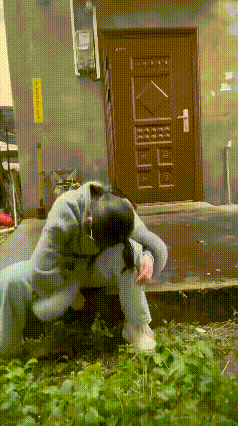 极品仙女刷新认知，这纯纯的为了流量博眼球！好好干点啥不好么，就这么燃放鞭炮，即使