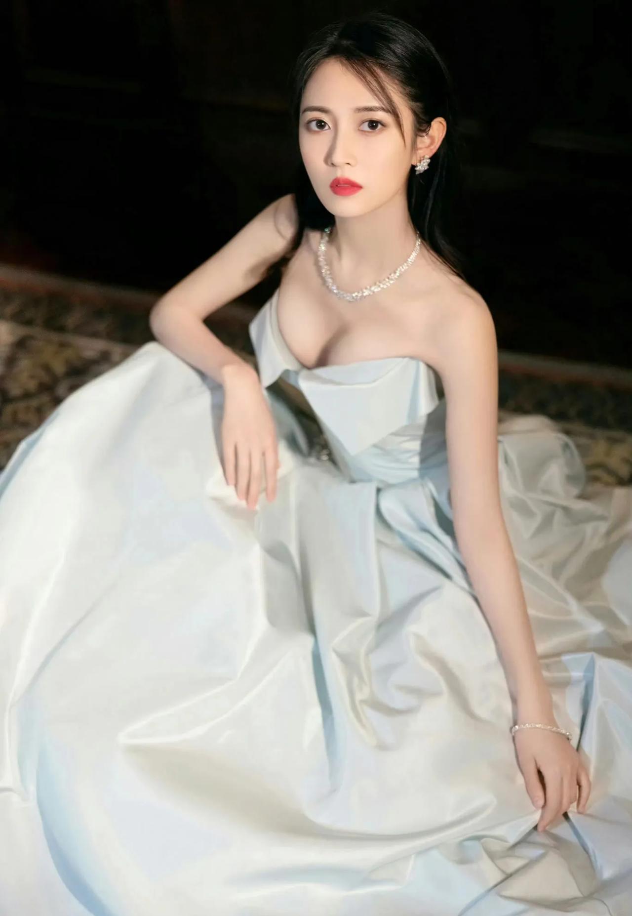 陈钰琪很有料的女神[害羞]
#陈钰琪# #说TA# #娱乐# #八卦手册#