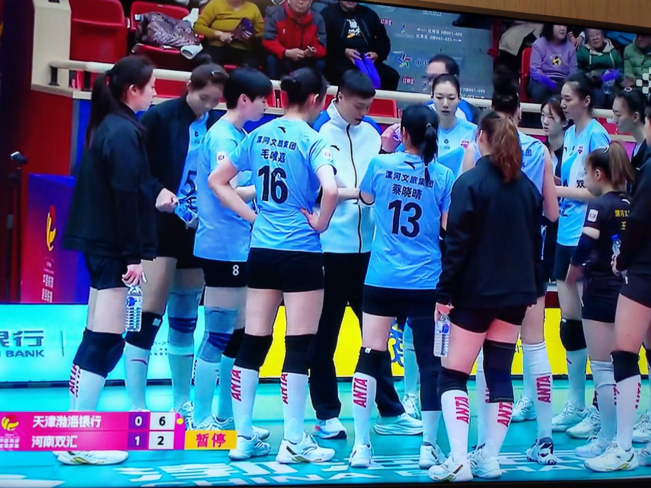 女排排超联赛第十七轮，天津女排对阵河南女排，第一局天津女排24：26失利，比赛进
