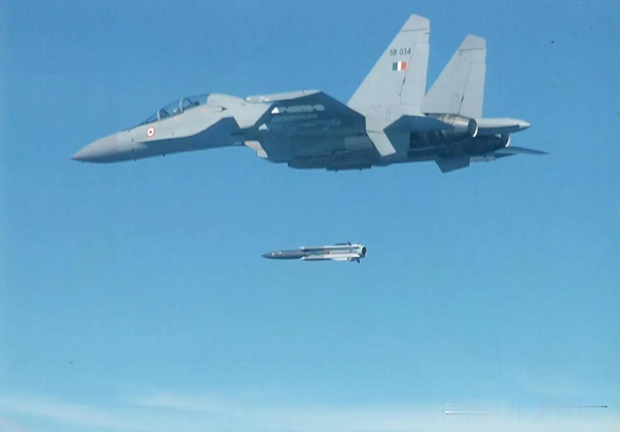 反辐射导弹还是反舰导弹——画面中，一架印度空军的苏-30正在发射Kh-31，是反