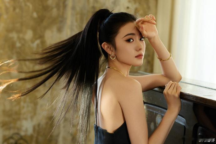 刘浩存 骨相高级感 光影打在刘浩存的脸上，真的是美到让人心动，每一处的骨骼感都展