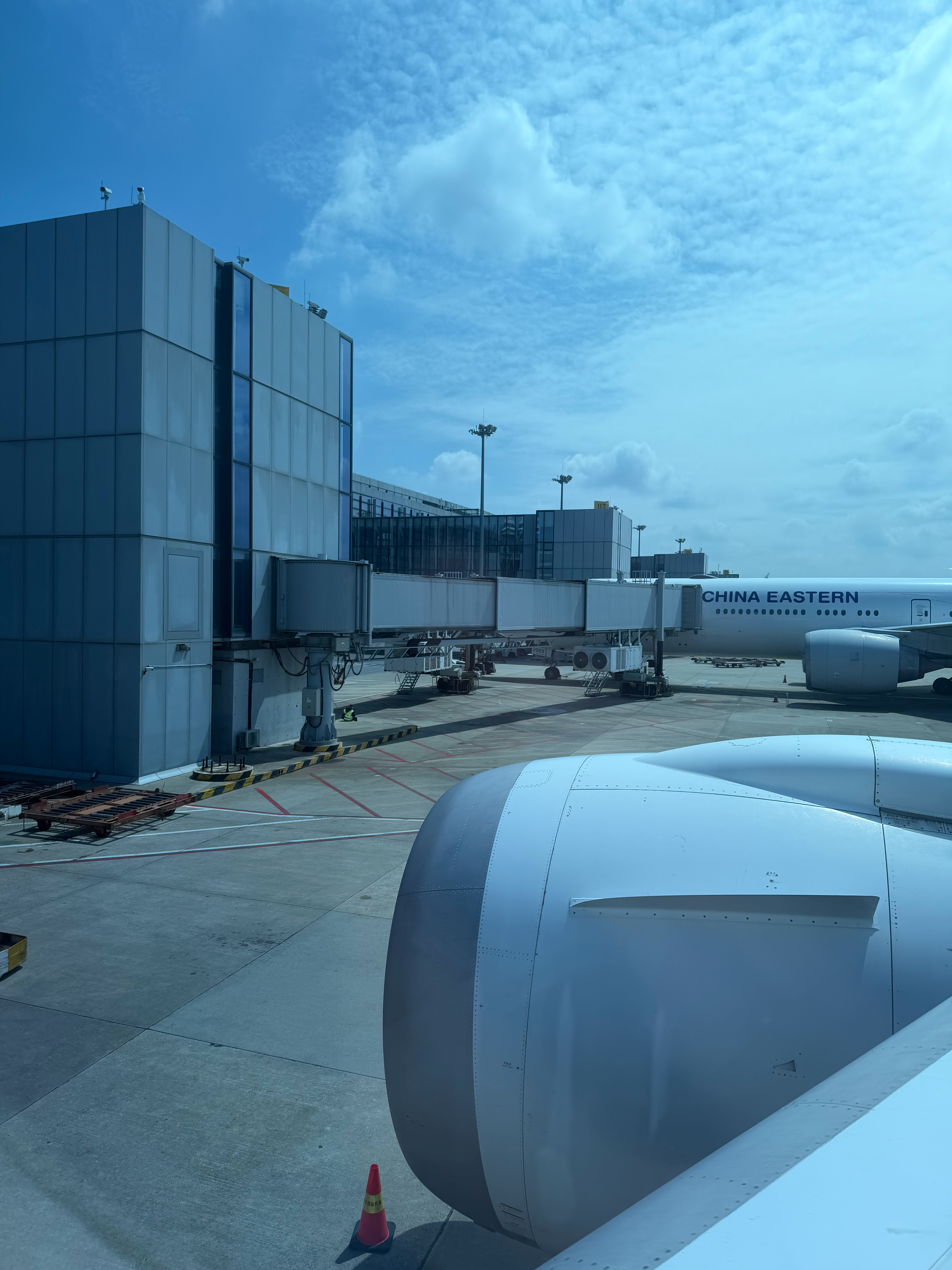 上海难得的好天气，可惜又要飞了。787的电变舷窗，当年觉得蛮神奇的，如今也在汽车