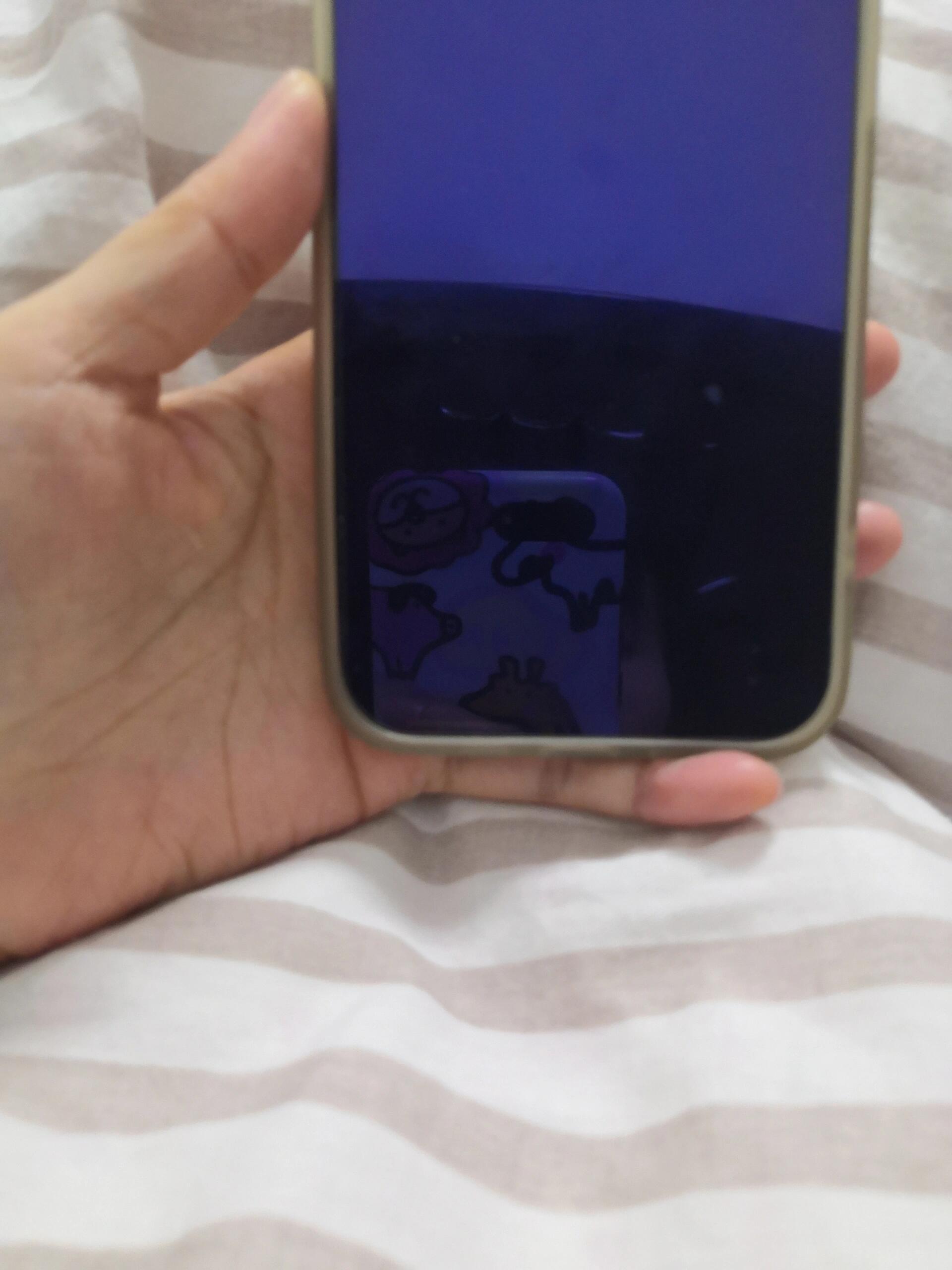 经常这样拿手机的，你的小拇指还好吗？ 