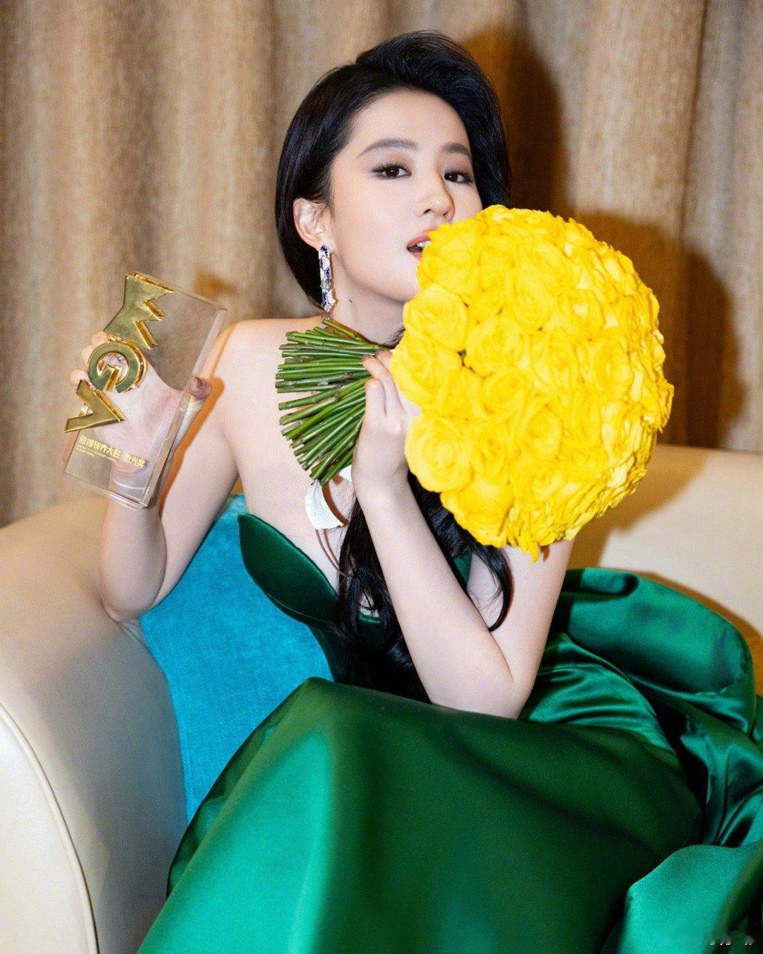 #刘亦菲# 带着一捧黄玫瑰 更像黄亦玫了 是万众瞩目的女明星 是铮铮上进的新时代