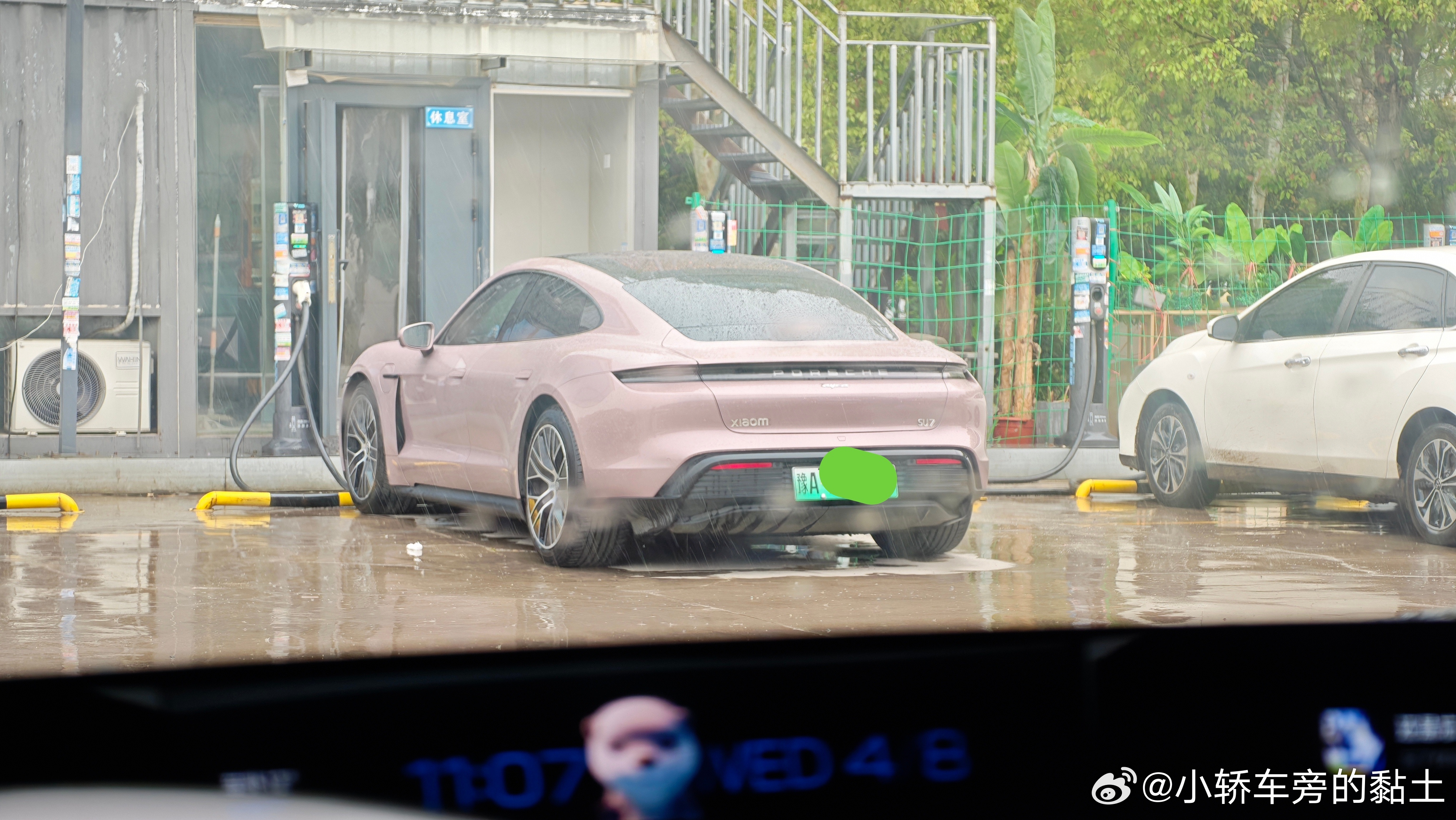 看见一个SU7在充电，总感觉哪里不太对劲儿小米汽车保时捷小米su7