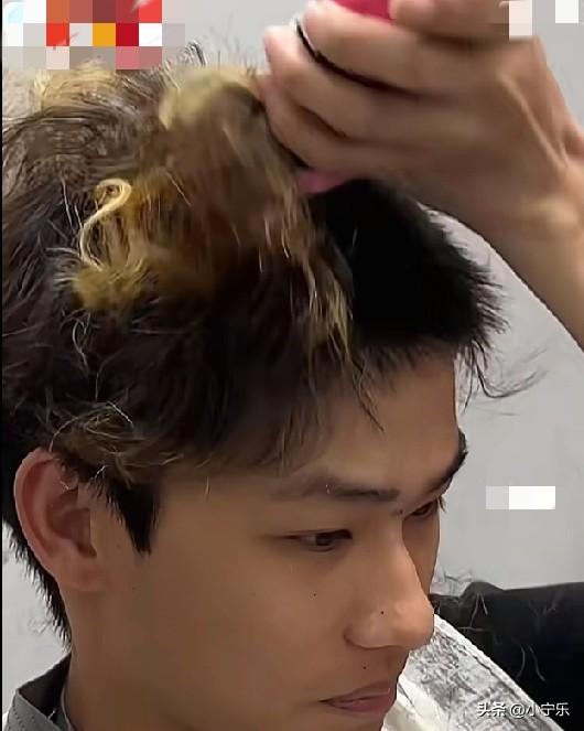 2月27日，广东茂名，即将参军入伍的小伙，在理发店亲手将自己的满头黄色“卷毛”剃