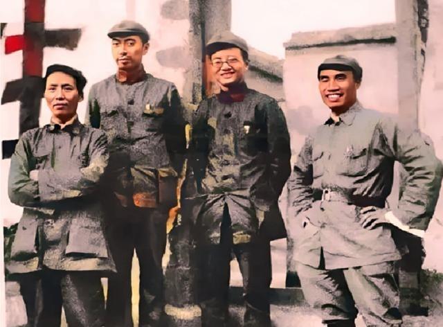 长征后的毛主席等人，一个个面黄肌瘦，整整12个人，没有一个稍微胖点的人。
长征后