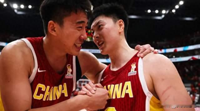 中国男篮赢球夜，诞生4个不解之谜！胡明轩3分犯规争议大 瀚森被砸