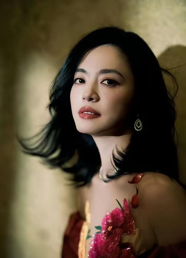 人民日报锐评姚晨“官宣”离婚！近日，演员姚晨“官宣”离婚引发热议，人民日报接连发