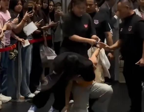 追星被锁喉 时，泰国人在欢呼；被拖走 时，泰国人在欢呼；以此嘲笑 "南京大屠杀"