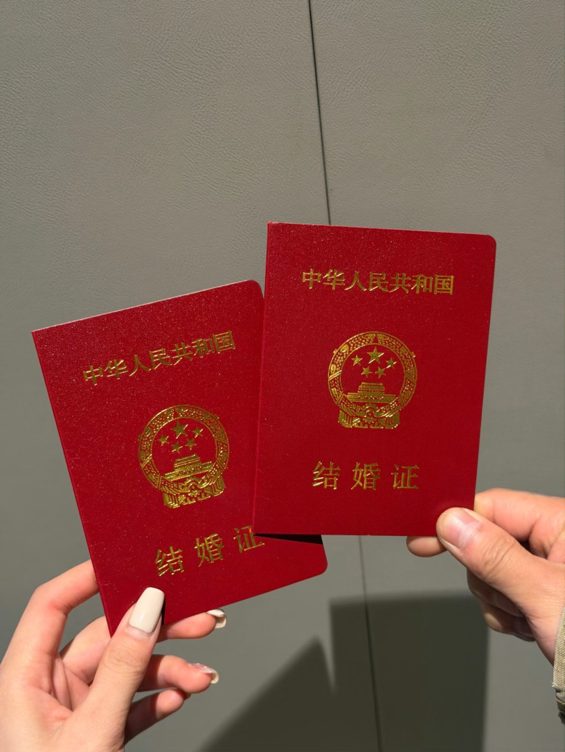 殷世航傲娇美宣布结婚哇塞！！殷世航傲娇美跳过恋爱直接领证，一开始感情还不稳定，所