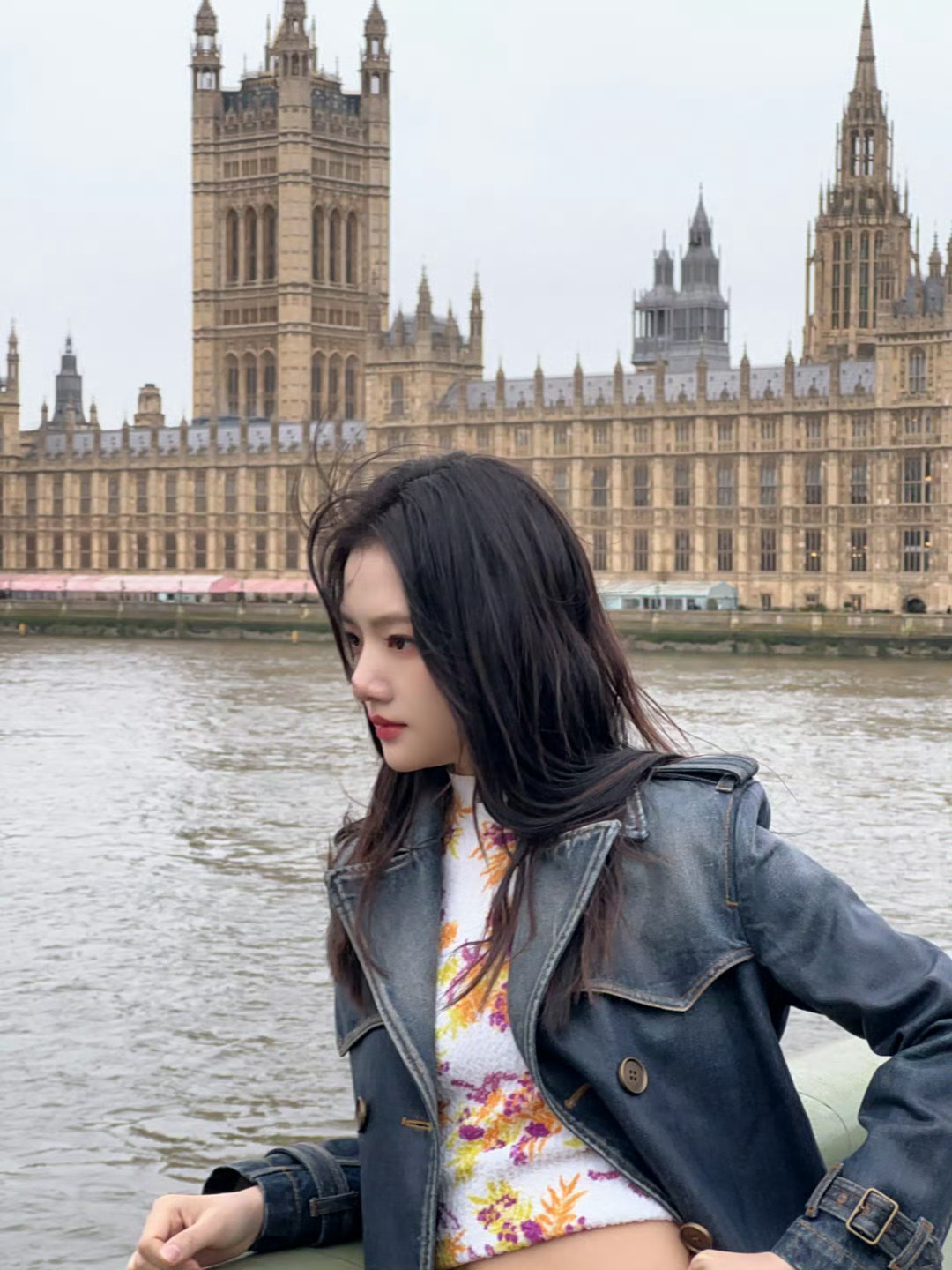 任敏伦敦秀场生图状态任敏风衣搭配花卉辣妹套装 生图扛住了伦敦的风！黑长直在风中飘