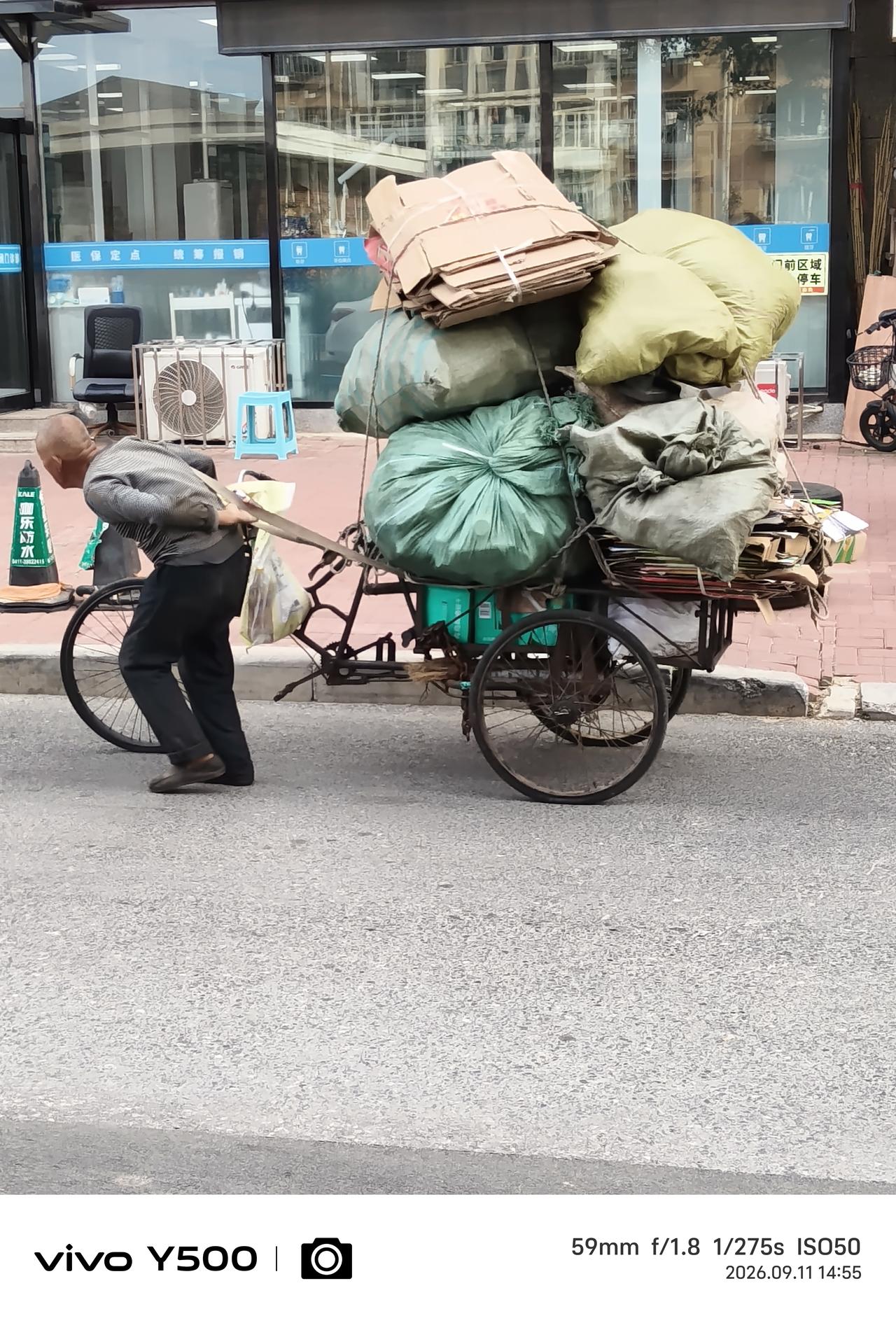 表象迷惑
炎热的秋季中午一点半，强烈的紫外线让人睁不开眼睛，在城市狭窄的巷子里面