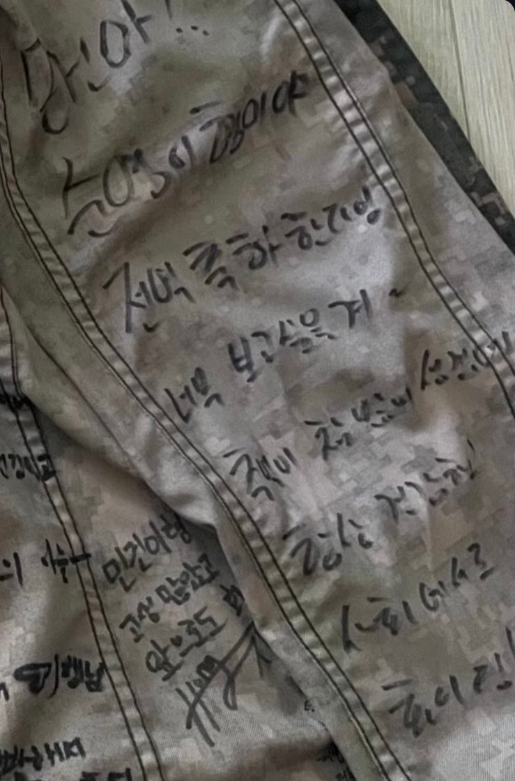 权顺荣  顺荣尼给今天退伍的同期衣服上写的信：xxx！是顺荣哥呀退伍快乐 真的会