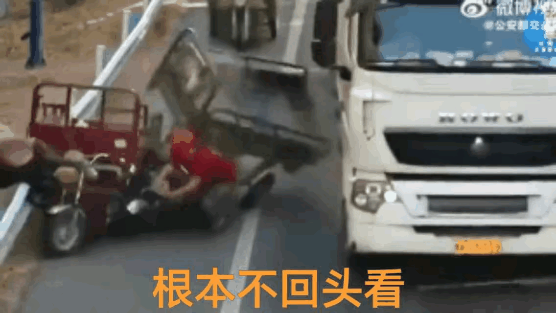 这次事故谁的责任？

老人开着三轮车在路上停下，让车上的人下车，就在这时，后边一