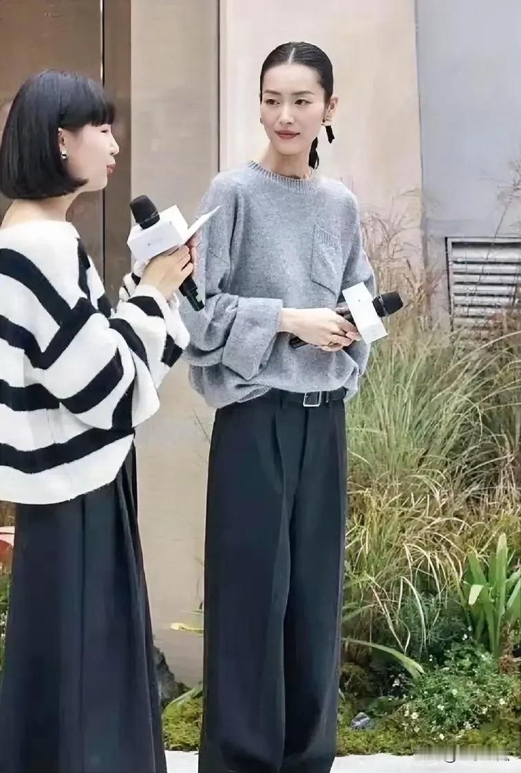刘雯身材堪称完美，178cm的身高，双腿修长笔直，比例绝佳，腰肢纤细，肩线流畅，