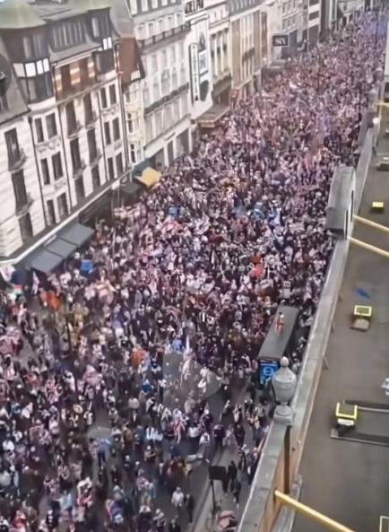 英国开始大游行了，导火索就是那个18岁白人大学生被印度裔锡克族人给5刀捅死，还被