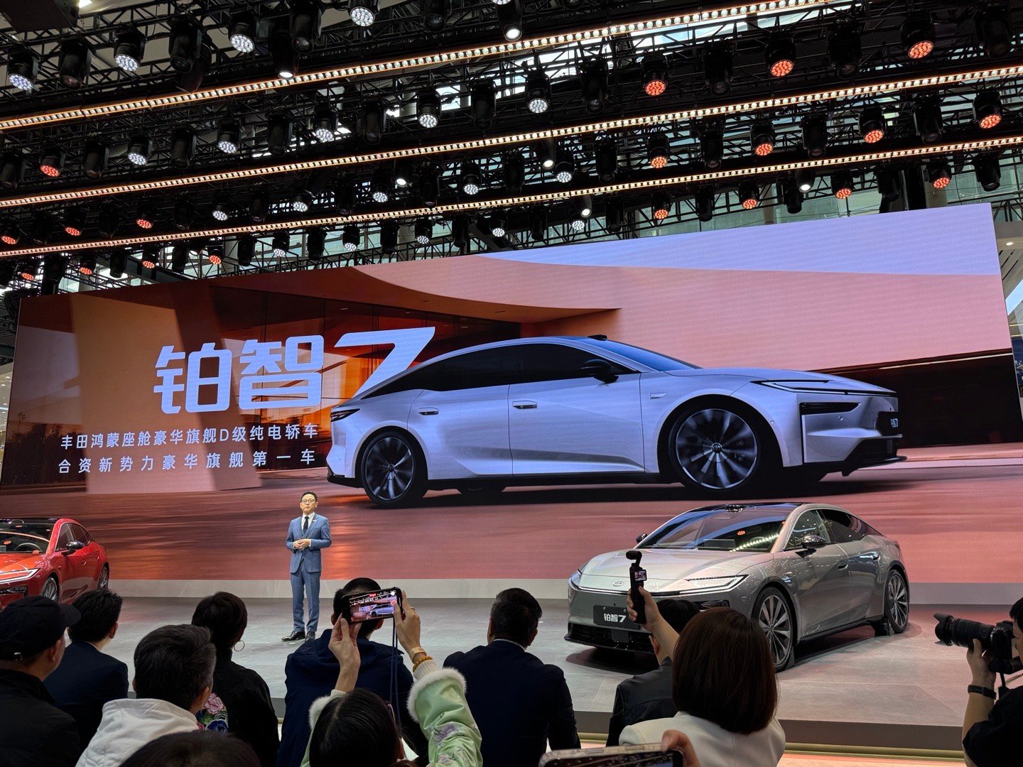 20万级纯电轿车都卷到豪华D级了？11.21广州车展首日，，“开门鸿”首秀！“豪