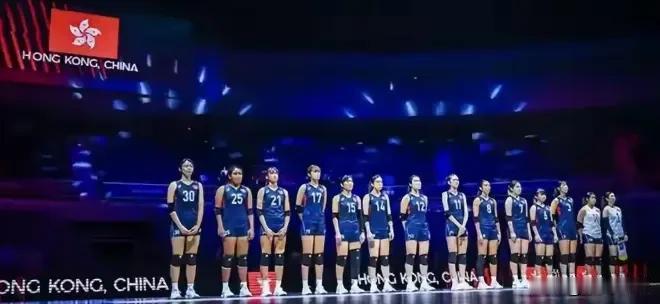 终于明白中国香港女排为啥敢这么干了？看她身边站的是谁，瞬间懂了！
 
场边站着的