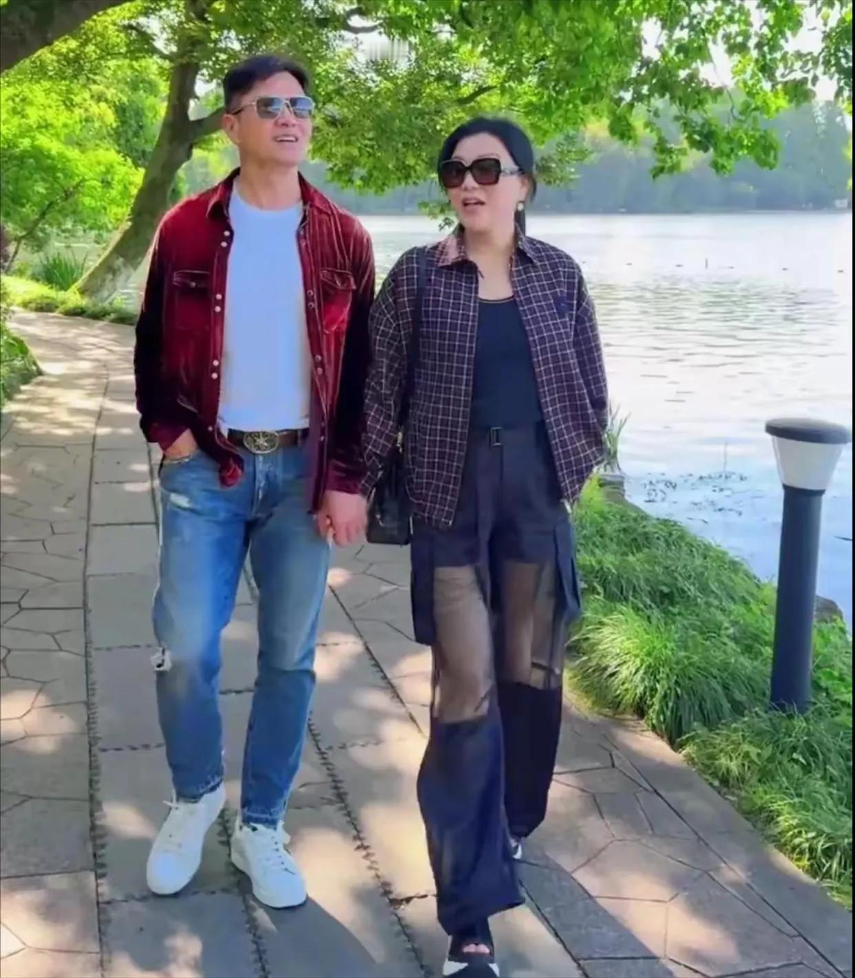 吕良伟携妻子漫步西湖，全程紧牵手好恩爱，真是一对神仙眷侣。这状态哪像一个快70岁