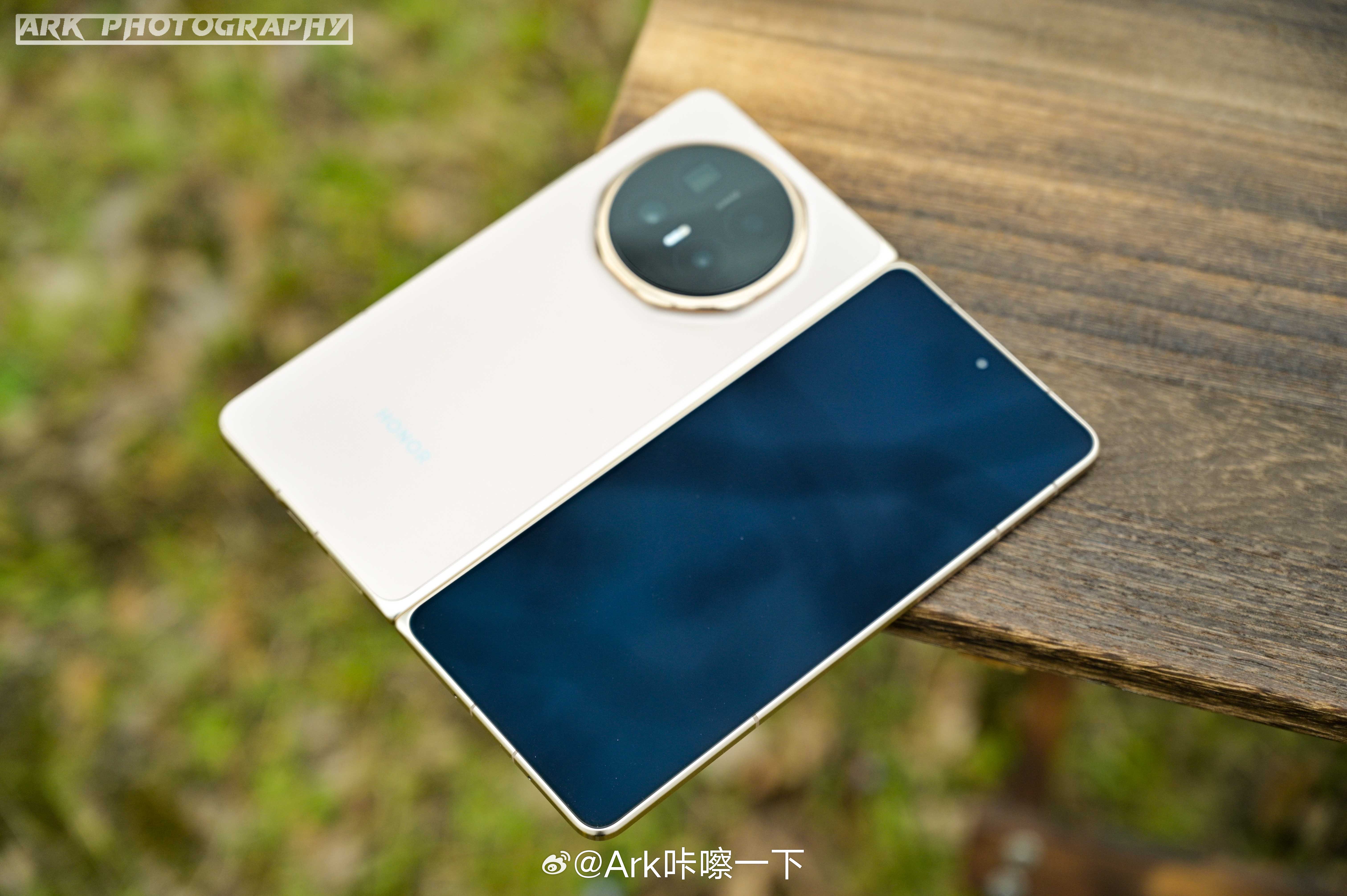 荣耀Magic V6这块外屏确实出厂就没有膜，黑钻屏耐刮耐磨耐用，我用了一个月，