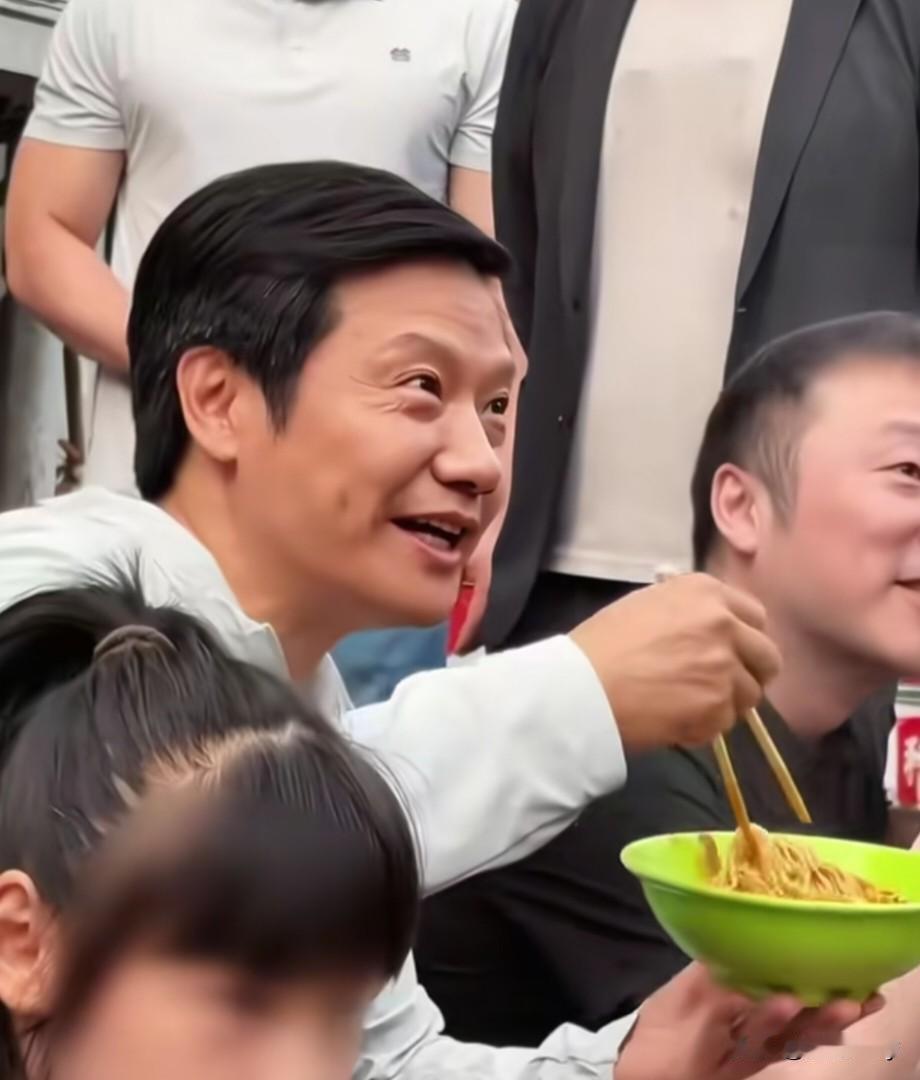 真让人费解！
雷军回武汉街边吃碗热干面，视频被媒体争相报道后，竟有人吐槽他模仿黄