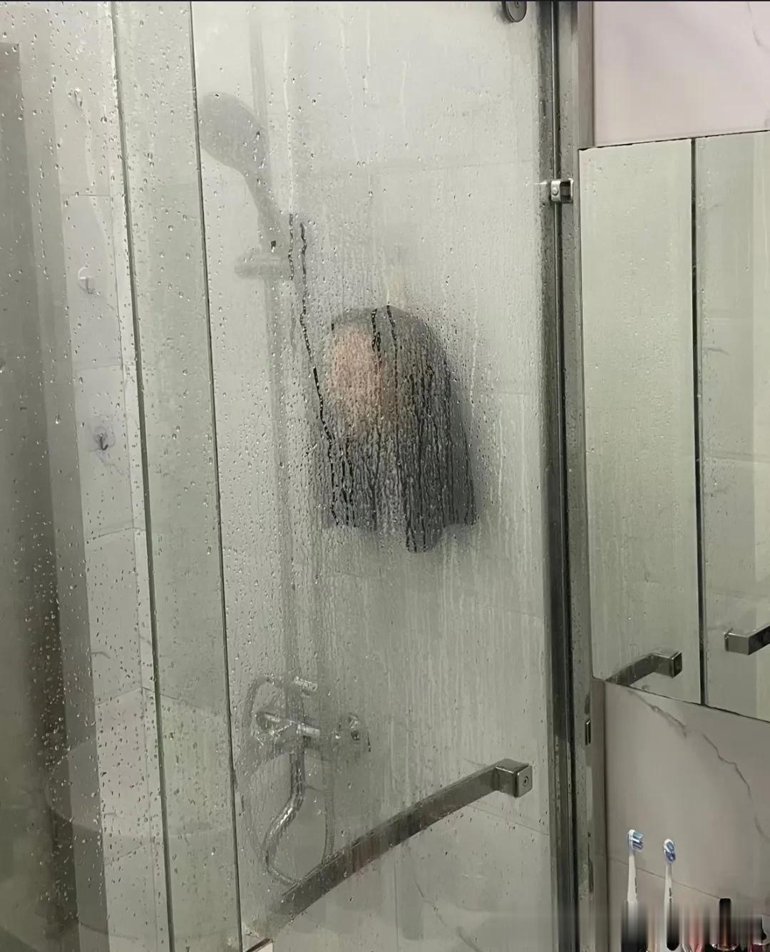 大晚上的，差点吓昏过去……
女朋友刚洗完澡出来，进卫生间看到这个差点吓昏过去!
