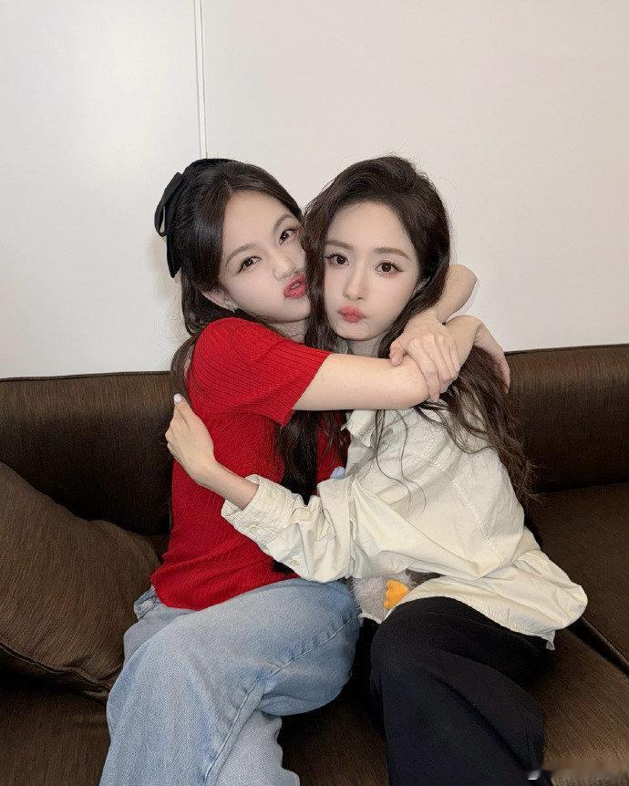 杨幂李一桐嘟嘴合照 杨幂李一桐嘟嘴合照好可爱[爱慕] 