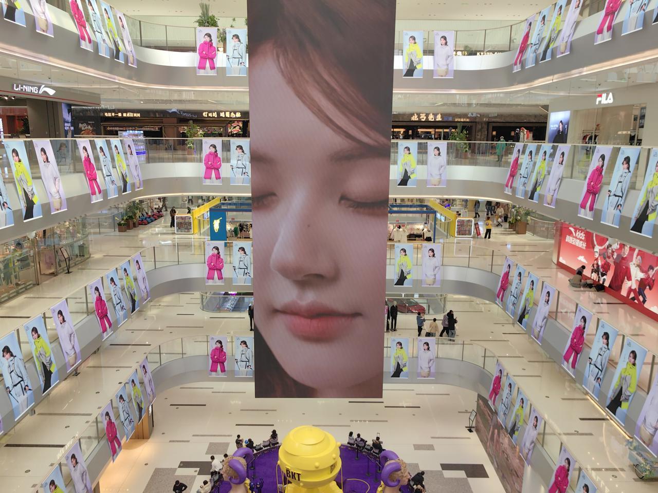 沈阳三台子万象汇即景——商场里到处都是她的倩影