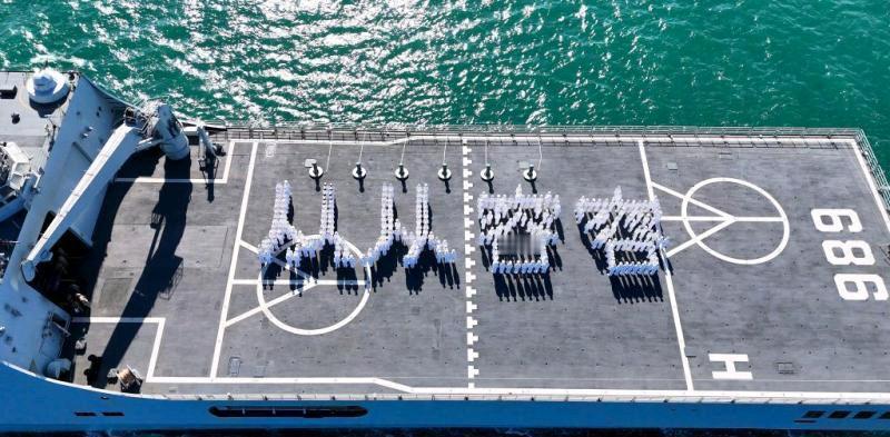 中国海军989编队11月15日从青岛军港起航，开始执行远海综合实习任务，同时将访