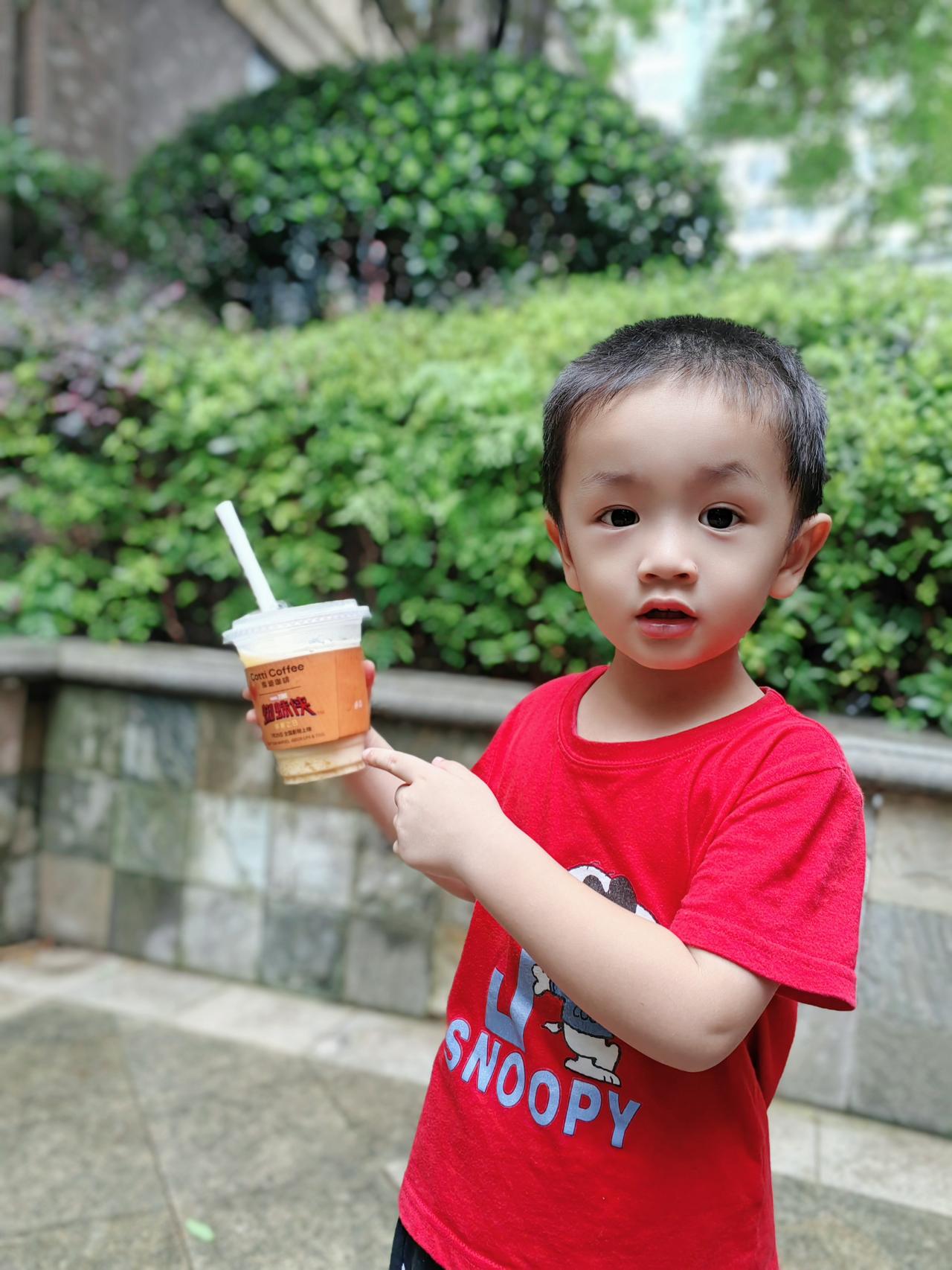 带小宝出去玩儿，路过咖啡店。
​
​他说：妈妈你去喝杯咖啡吗？（每次路过，他必然