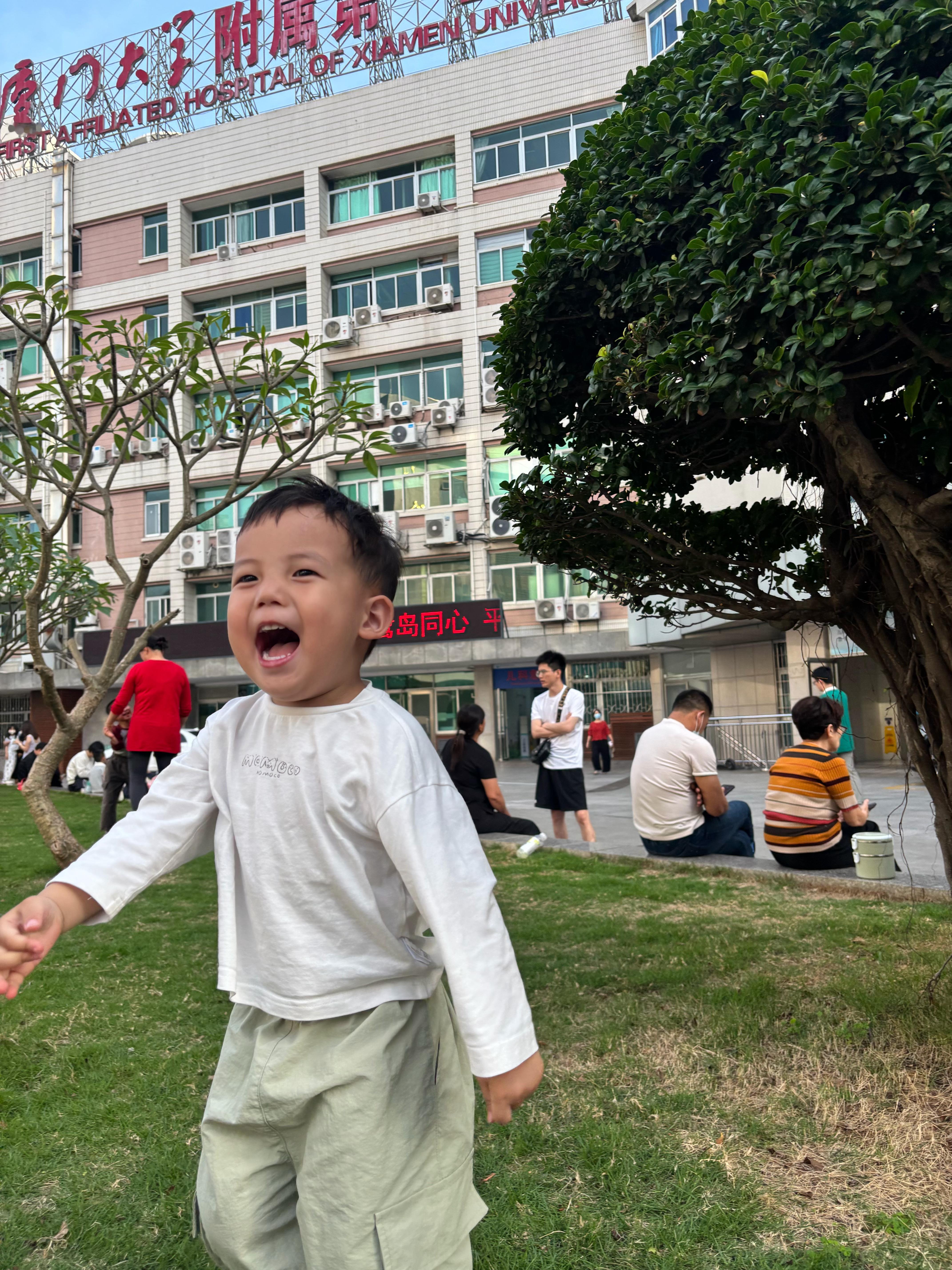 我的生活虽然经常状况百出，但是也好快乐。出门保安叔叔问：去哪里，小朋友。阿琛非常