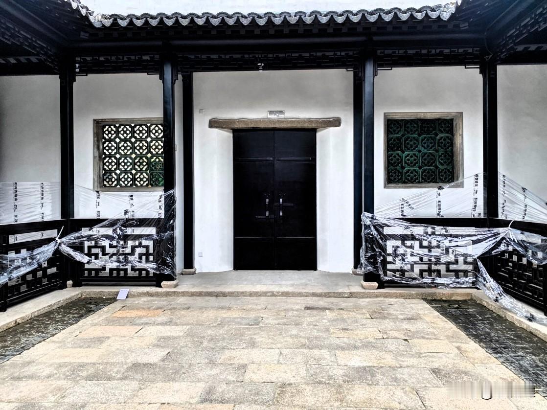 《今天去到杨绛结婚的房子》
我最受用她的一句话：“我和谁都不争，和谁争我都不屑”