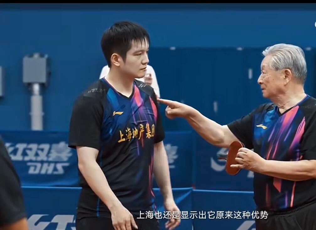 乒坛泰斗和樊振东对练泰斗徐寅生与樊振东对练86岁的乒坛泰斗徐寅生，握着当年“三连