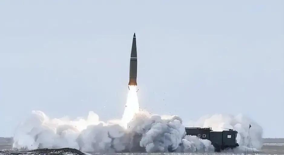 英国导弹打到俄罗斯境内，这一步到底想干嘛？
 
那天罗斯托夫州上空划出几道白线，