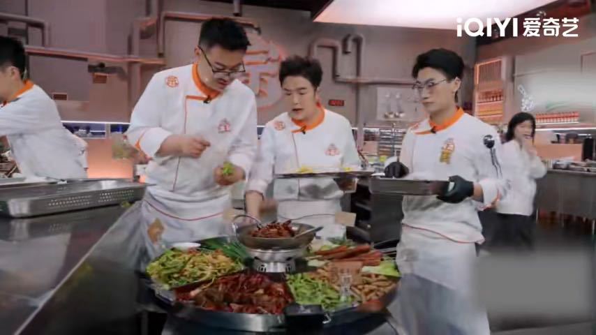 天才厨人五虎上将杀疯了天才厨人五位选手同心协力打造宵夜盛宴，集齐各地风味特色。广