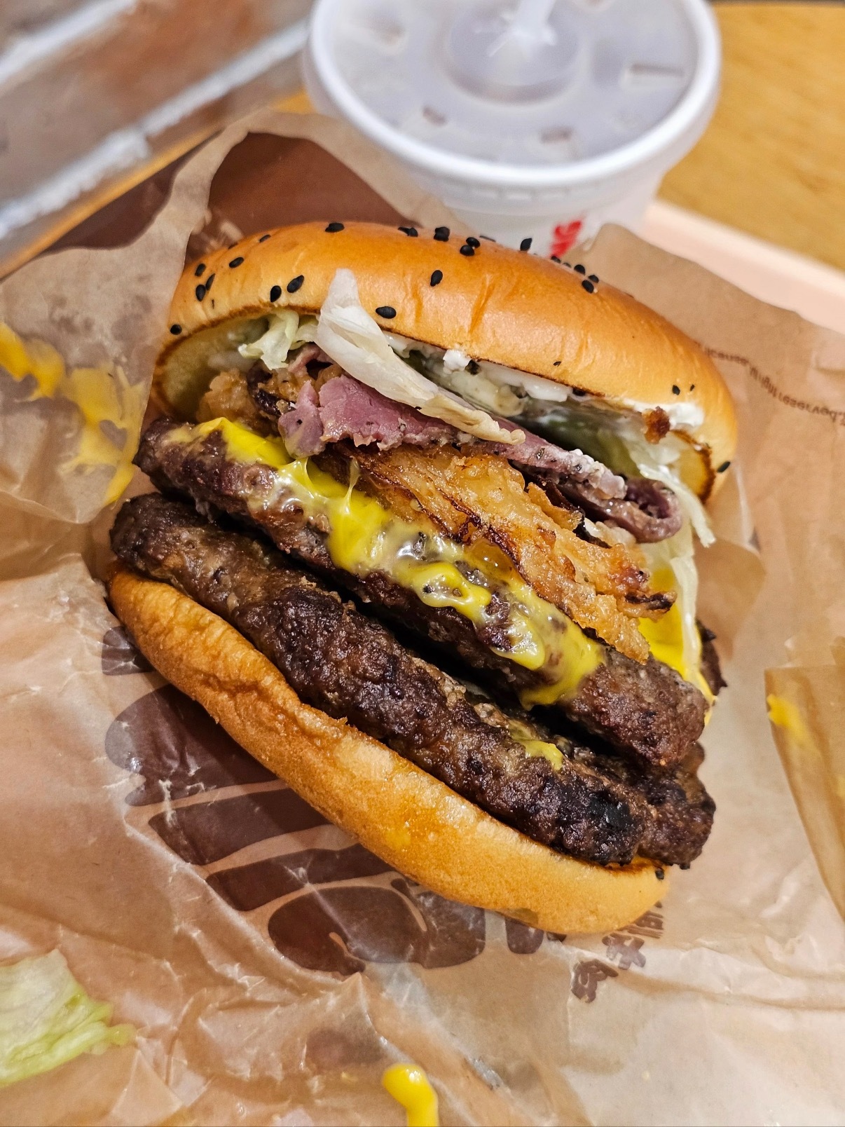 汉堡王中国也被卖了一人说一个汉堡王最好吃的单品，我先来：大嘴安格斯汉堡！[爱慕]