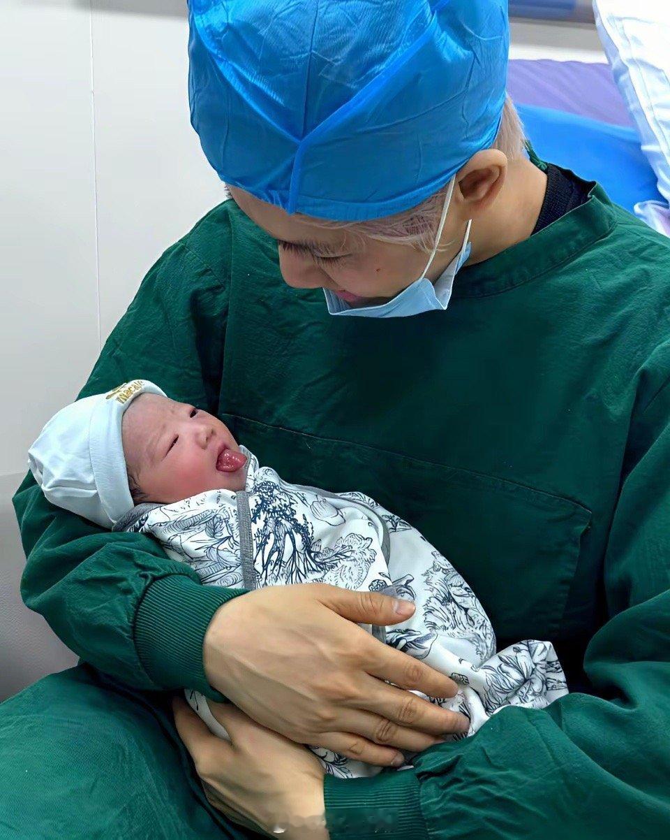 靠模仿鹿晗的打工仔，7个月赚3500万当爹。鹿哈本名凌达乐，早年在电子厂打工，月