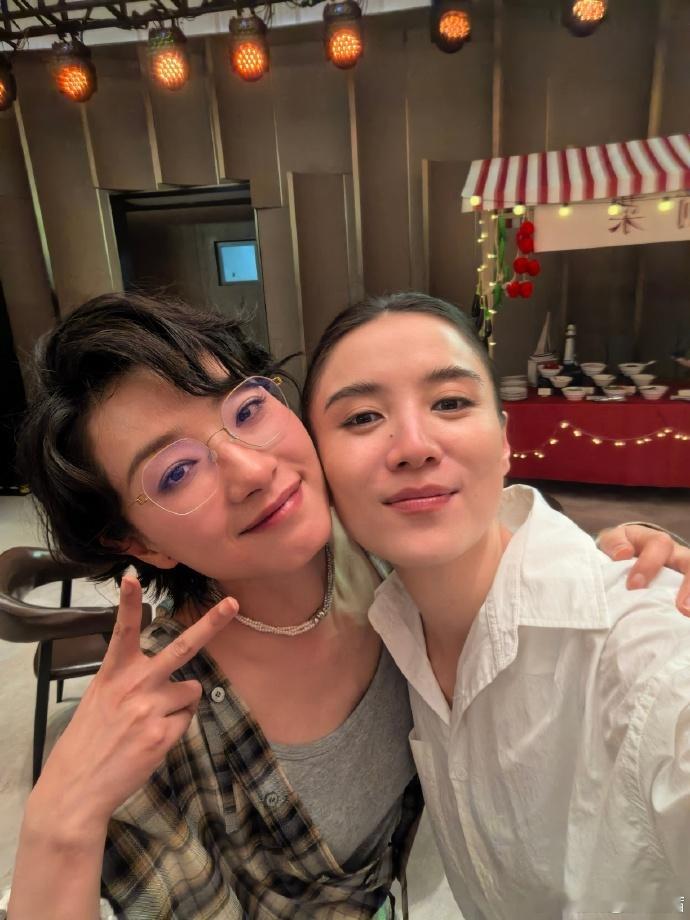 万茜宋佳合照万茜夸宋佳似花儿般美丽又可爱 万茜微博形容宋佳如花儿般美丽可爱，高赞