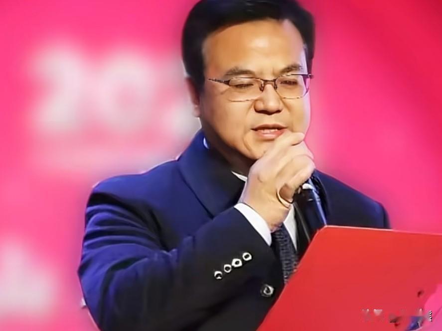 这就是黄晓武，男，，54岁，长得五官端正，浓眉大眼，炯炯有神，额头宽阔，鼻挺有肉