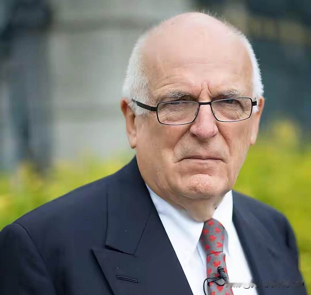 就在刚刚，
英国秘密情报局(军情六处)前局长理查德·迪尔洛夫称，他支持特朗普，因