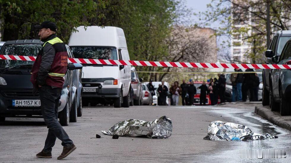 基辅枪击案致6人死亡！一名58岁的退伍老兵，带着合法的猎枪，在街头随机杀人后，闯