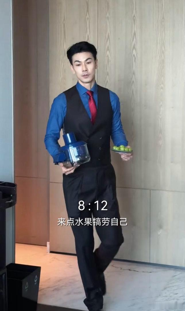 戴向宇揭秘回家后的3小时戴向宇分享男演员回家后的3小时日常，是不是拍完《早春晴朗