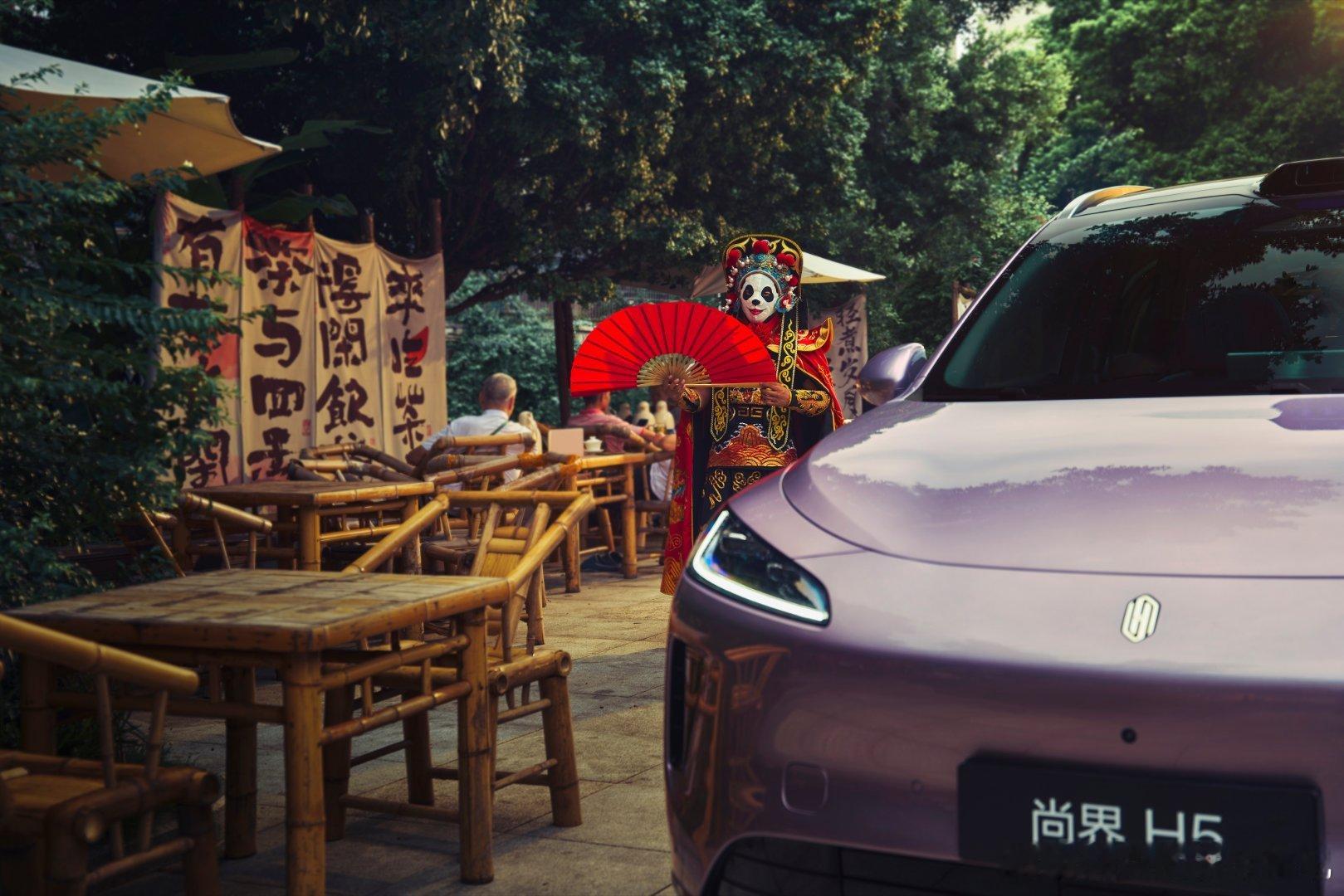 尚界H5的定义里，华为“年轻化”“时尚化”的理念也贯彻在其中。有几个颜色，年轻的