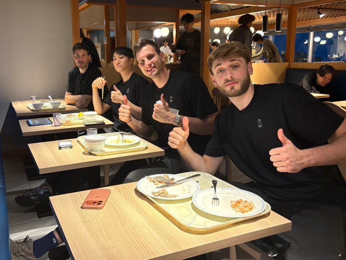 文森汀、科扎梅尔尼克和柳田将洋，比赛结束后的日料时间男排 日本男排超级联赛