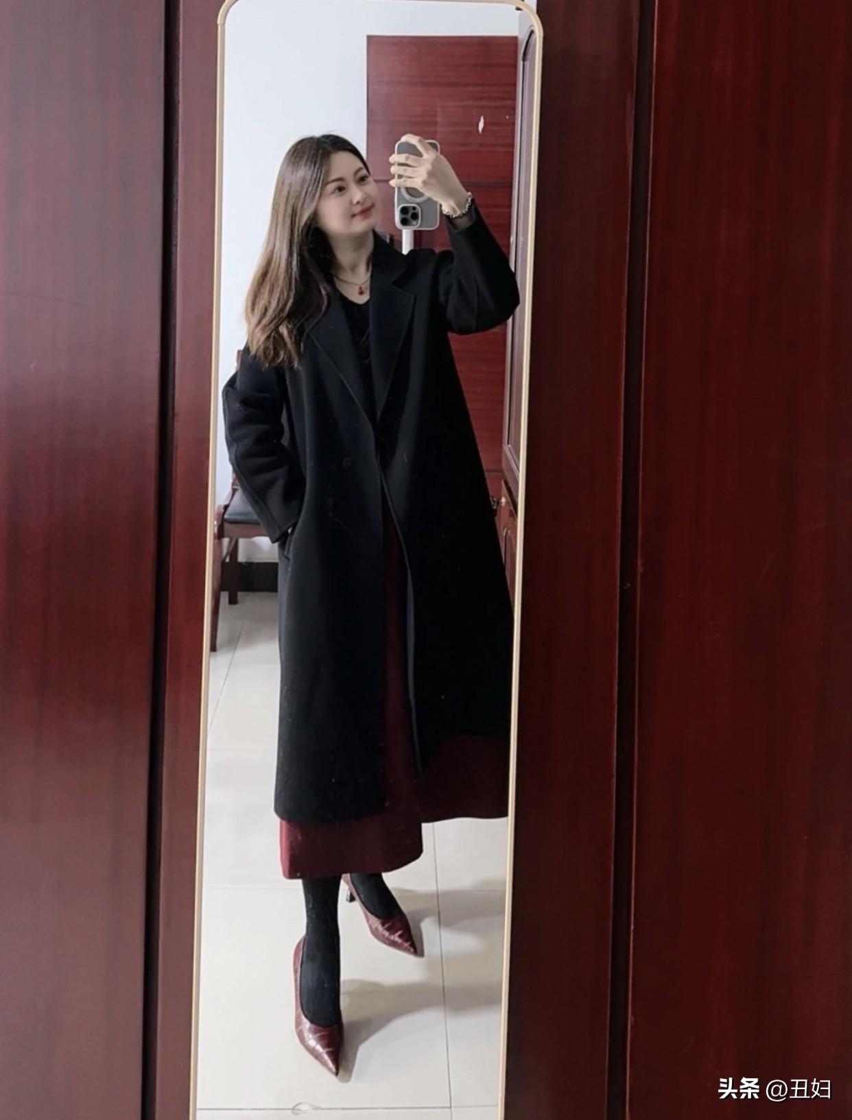 如何展现中年女性的优雅气质?举止也很重要。走路时抬头挺胸，步伐轻盈平稳；与人交谈