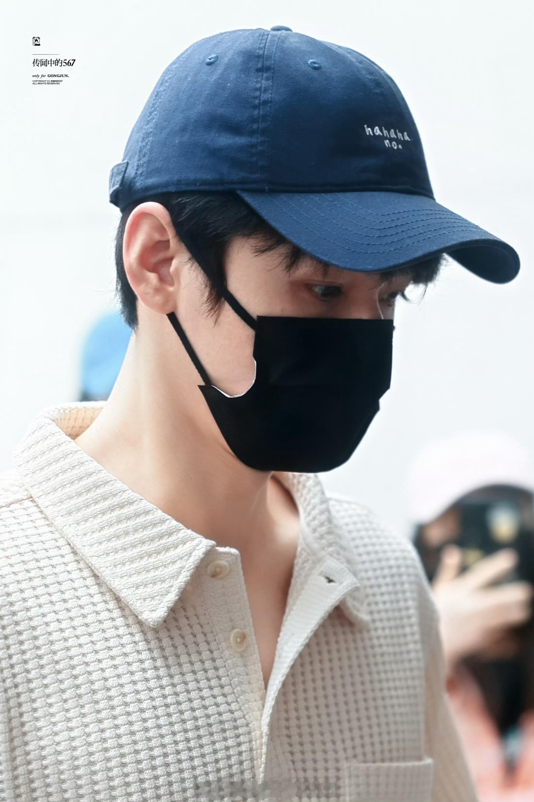 才发现今天俊儿上班戴的帽子🧢上写的是“hahaha no”wuli俊宝每天就这