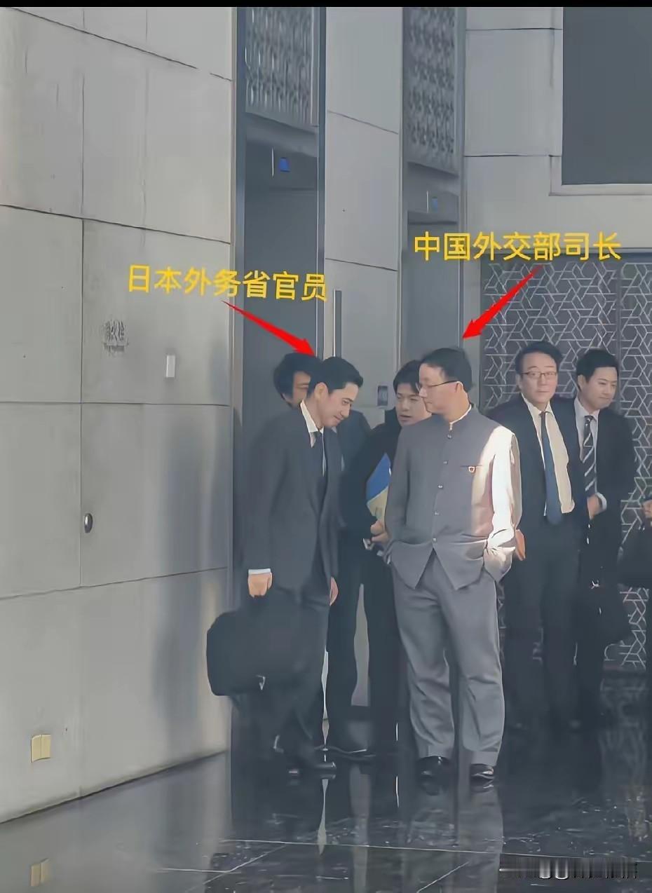 伟大领袖毛主席语录：人不犯我，我不犯人，人若犯我，我必犯人！