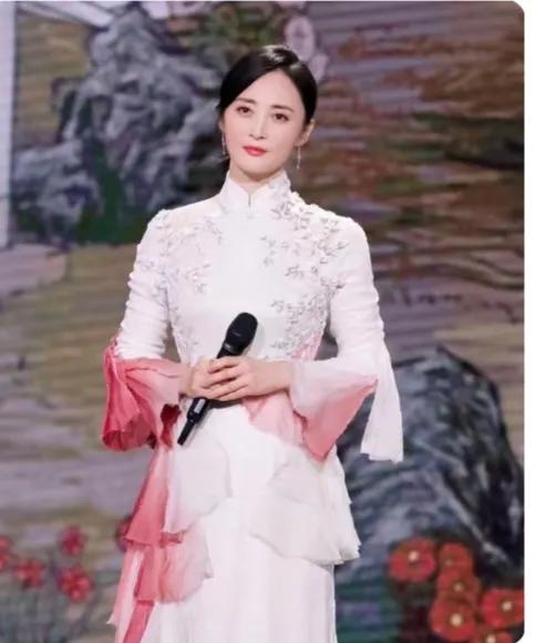 蒋勤勤确实是漂亮，可以和中国的四大美女相提并论，比吴越还有气质，有内涵，知性优雅